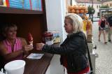5G6H9230: Jiří Krampol ochutnal zmrzlinu v Čipítu na Palackého náměstí v Kutné Hoře