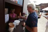 5G6H9235: Jiří Krampol ochutnal zmrzlinu v Čipítu na Palackého náměstí v Kutné Hoře