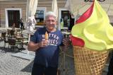 5G6H9236: Jiří Krampol ochutnal zmrzlinu v Čipítu na Palackého náměstí v Kutné Hoře