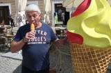 5G6H9239: Jiří Krampol ochutnal zmrzlinu v Čipítu na Palackého náměstí v Kutné Hoře
