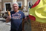 5G6H9242: Jiří Krampol ochutnal zmrzlinu v Čipítu na Palackého náměstí v Kutné Hoře