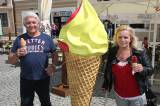 5G6H9244: Jiří Krampol ochutnal zmrzlinu v Čipítu na Palackého náměstí v Kutné Hoře