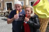 5G6H9252: Jiří Krampol ochutnal zmrzlinu v Čipítu na Palackého náměstí v Kutné Hoře