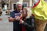 5G6H9258: Jiří Krampol ochutnal zmrzlinu v Čipítu na Palackého náměstí v Kutné Hoře