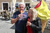 5G6H9261: Jiří Krampol ochutnal zmrzlinu v Čipítu na Palackého náměstí v Kutné Hoře