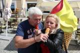 5g6h9264: Jiří Krampol ochutnal zmrzlinu v Čipítu na Palackého náměstí v Kutné Hoře