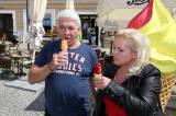 5G6H9270: Jiří Krampol ochutnal zmrzlinu v Čipítu na Palackého náměstí v Kutné Hoře