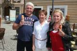 5G6H9275: Jiří Krampol ochutnal zmrzlinu v Čipítu na Palackého náměstí v Kutné Hoře