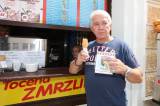 5G6H9278: Jiří Krampol ochutnal zmrzlinu v Čipítu na Palackého náměstí v Kutné Hoře