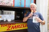 5G6H9279: Jiří Krampol ochutnal zmrzlinu v Čipítu na Palackého náměstí v Kutné Hoře