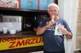 5G6H9281: Jiří Krampol ochutnal zmrzlinu v Čipítu na Palackého náměstí v Kutné Hoře