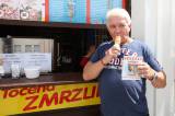 5G6H9283: Jiří Krampol ochutnal zmrzlinu v Čipítu na Palackého náměstí v Kutné Hoře