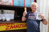 5G6H9286: Jiří Krampol ochutnal zmrzlinu v Čipítu na Palackého náměstí v Kutné Hoře