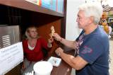 5G6H9299: Jiří Krampol ochutnal zmrzlinu v Čipítu na Palackého náměstí v Kutné Hoře