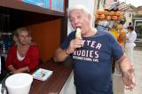 5G6H9302: Jiří Krampol ochutnal zmrzlinu v Čipítu na Palackého náměstí v Kutné Hoře