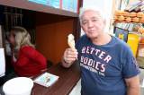 5G6H9309: Jiří Krampol ochutnal zmrzlinu v Čipítu na Palackého náměstí v Kutné Hoře