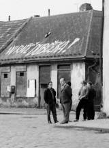 invaze108: Čáslav - Ostrý roh - obchod - Invaze bratrských vojsk do ČSSR v Čáslavi objektivem Jaroslava Šimůnka
