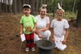 5G6H0380: Foto: Děti musely v paběnickém lese odevzdat své svačiny Otesánkovi!