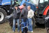 img_1074: Studenti byli během Polního dne v Čáslavi zasvěceni do provozu zemědělských strojů