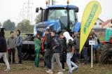IMG_1085: Studenti byli během Polního dne v Čáslavi zasvěceni do provozu zemědělských strojů