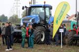 IMG_1086: Studenti byli během Polního dne v Čáslavi zasvěceni do provozu zemědělských strojů