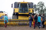 img_1097: Studenti byli během Polního dne v Čáslavi zasvěceni do provozu zemědělských strojů