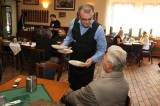 5G6H3363: Foto: Jitrnice nosil ke stolu v hostinci U Zlatého lva bývalý ministr Miroslav Kalousek