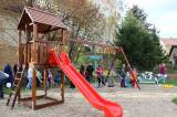IMG_9438: Foto: Děti ve Vodrantech si mají kde hrát, v pondělí jim otevřeli nové hřiště