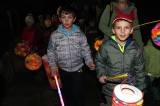 5G6H6612: Foto: Lampionový průvod v Červených Janovicích zakončili dětskou diskotékou