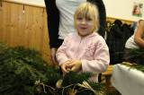 5G6H5786: Foto: Rodiče s dětmi v Církvici trávili odpoledne ve škole, vyráběli vánoční dekorace