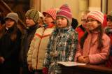 5G6H4251: Foto: Děti z MŠ a ZŠ v Červených Janovicích zazpívaly v kostele sv. Martina