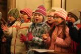 5G6H4255: Foto: Děti z MŠ a ZŠ v Červených Janovicích zazpívaly v kostele sv. Martina