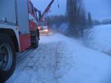 3: Sněhové jazyky uvěznily za Uhlířskými Janovicemi nákladní automobil s přívěsem