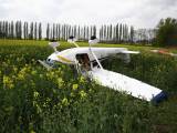 letoun11: Sportovní letoun se zřítil na pole, nehoda se naštěstí obešla bez zranění