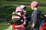 5G6H8682: Foto: Silva a František pomohli dětem z miskovické školky odemknout zahradu