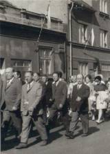maj_caslav127: Ulice ČSLA, zaměstnanci Kosmosky detail, 1974 - Historické fotografie vás zavedou do Čáslavi sedmdesátých let