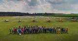 aero3: společná fotografie před startovním polem s 81 kluzáky - Piloti ze Zbraslavic obsadili první tři místa ve třídě kombi plachtařského závodu AZ Cup