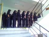 20140520_102554: Foto: Policejní zásahová jednotka cvičila v bývalých kasárnách akci v budově