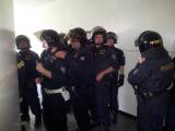 20140520_110004: Foto: Policejní zásahová jednotka cvičila v bývalých kasárnách akci v budově