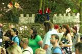 5G6H5591: Foto: Stín sobotního pohádkového lesa v okolí hradu Sion přišel vhod tisícům lidí