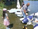 P1320850: Foto, video: Hladinu Podmětského rybníku čeřila po domácku vyrobená plavidla