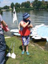 P1320868: Foto, video: Hladinu Podmětského rybníku čeřila po domácku vyrobená plavidla
