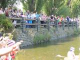 P1320916: Foto, video: Hladinu Podmětského rybníku čeřila po domácku vyrobená plavidla