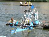 P1320925: Foto, video: Hladinu Podmětského rybníku čeřila po domácku vyrobená plavidla