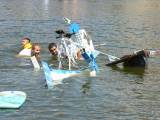 P1320926: Foto, video: Hladinu Podmětského rybníku čeřila po domácku vyrobená plavidla