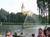 P1320978: Foto, video: Hladinu Podmětského rybníku čeřila po domácku vyrobená plavidla