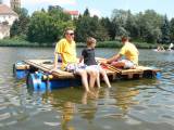 P1320988: Foto, video: Hladinu Podmětského rybníku čeřila po domácku vyrobená plavidla