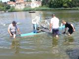 P1330080: Foto, video: Hladinu Podmětského rybníku čeřila po domácku vyrobená plavidla