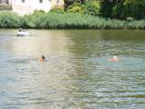 P1330083: Foto, video: Hladinu Podmětského rybníku čeřila po domácku vyrobená plavidla