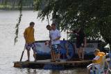 _MG_6797: Foto, video: Hladinu Podmětského rybníku čeřila po domácku vyrobená plavidla